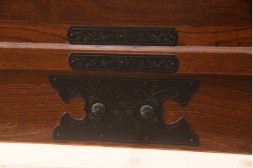 中古　超美品　国産民芸家具　細やかな金具と凛とした佇まいが美しいワードローブ(洋服タンス、キャビネット)(R-052606)