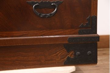 中古　超美品　国産民芸家具　細やかな金具と凛とした佇まいが美しいワードローブ(洋服タンス、キャビネット)(R-052606)