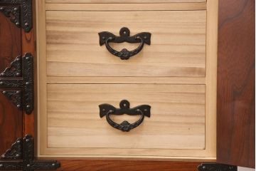 中古　超美品　岩谷堂箪笥　かくし付き　鳳凰紋　大振りな六尺整理箪笥(衣装箪笥、チェスト、サイドボード)(R-052607)