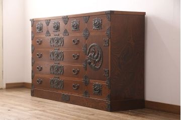 中古　超美品　岩谷堂箪笥　かくし付き　鳳凰紋　大振りな六尺整理箪笥(衣装箪笥、チェスト、サイドボード)(R-052607)
