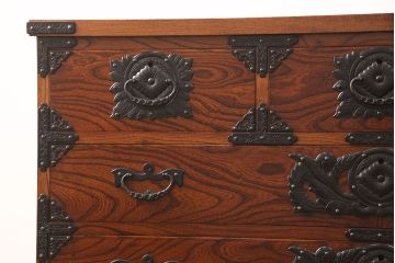 中古　超美品　岩谷堂箪笥　かくし付き　鳳凰紋　大振りな六尺整理箪笥(衣装箪笥、チェスト、サイドボード)(R-052607)