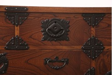 中古　超美品　岩谷堂箪笥　かくし付き　鳳凰紋　大振りな六尺整理箪笥(衣装箪笥、チェスト、サイドボード)(R-052607)