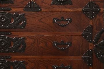 中古　超美品　岩谷堂箪笥　かくし付き　鳳凰紋　大振りな六尺整理箪笥(衣装箪笥、チェスト、サイドボード)(R-052607)