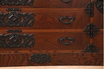 中古　超美品　岩谷堂箪笥　かくし付き　鳳凰紋　大振りな六尺整理箪笥(衣装箪笥、チェスト、サイドボード)(R-052607)