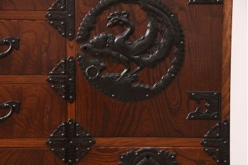 中古　超美品　岩谷堂箪笥　かくし付き　鳳凰紋　大振りな六尺整理箪笥(衣装箪笥、チェスト、サイドボード)(R-052607)