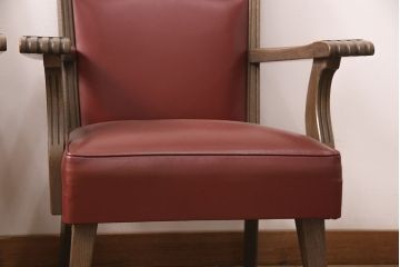 中古　神戸洋家具　伊藤家具　大人の落ち着いた雰囲気を醸し出す合皮1人掛けソファ2脚セット(アームチェア、ラウンジチェア、一人掛けソファ、バラ売り可能)(R-052608)