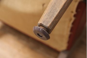 中古　神戸洋家具　伊藤家具　大人の落ち着いた雰囲気を醸し出す合皮1人掛けソファ2脚セット(アームチェア、ラウンジチェア、一人掛けソファ、バラ売り可能)(R-052608)