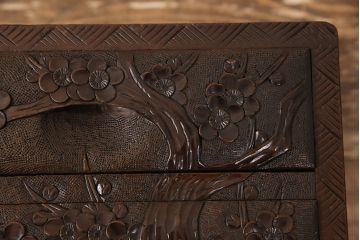 中古　伝統工芸　日光彫り　三種の花が楽しめる小引き出し(小物収納、卓上収納)(R-052609)