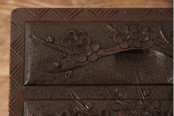 中古　伝統工芸　日光彫り　三種の花が楽しめる小引き出し(小物収納、卓上収納)(R-052609)