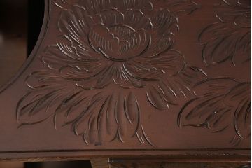 中古　美品　伝統工芸　日光彫り　三種の花の彫りが華やかな雰囲気を醸し出すポット置き台(小物収納)(R-052610)