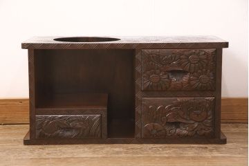 中古　美品　伝統工芸　日光彫り　三種の花の彫りが華やかな雰囲気を醸し出すポット置き台(小物収納)(R-052610)