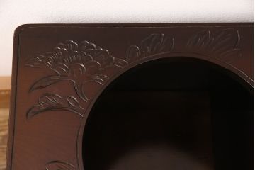 中古　美品　伝統工芸　日光彫り　三種の花の彫りが華やかな雰囲気を醸し出すポット置き台(小物収納)(R-052610)