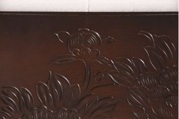 中古　美品　伝統工芸　日光彫り　三種の花の彫りが華やかな雰囲気を醸し出すポット置き台(小物収納)(R-052610)