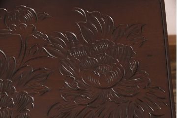 中古　美品　伝統工芸　日光彫り　三種の花の彫りが華やかな雰囲気を醸し出すポット置き台(小物収納)(R-052610)