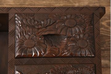 中古　美品　伝統工芸　日光彫り　三種の花の彫りが華やかな雰囲気を醸し出すポット置き台(小物収納)(R-052610)