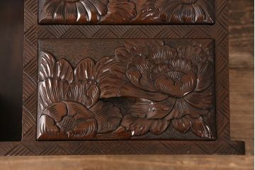 中古　美品　伝統工芸　日光彫り　三種の花の彫りが華やかな雰囲気を醸し出すポット置き台(小物収納)(R-052610)