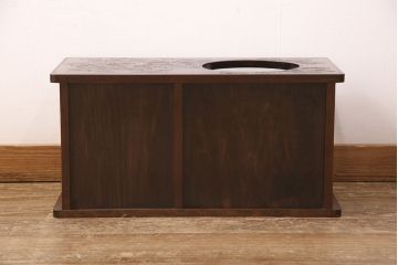 中古　美品　伝統工芸　日光彫り　三種の花の彫りが華やかな雰囲気を醸し出すポット置き台(小物収納)(R-052610)