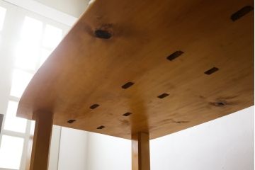 中古　美品　手造り国産家具　総ヒノキ材　木の美しさが感じられるシンプルなダイニングテーブル(作業台、食卓)(R-052612)