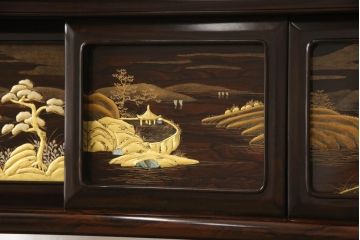 中古　国産工芸家具　林光琳 作　黒檀(コクタン)　品のある佇まいが美しい蒔絵飾り棚(収納棚、戸棚、茶タンス)(R-052614)