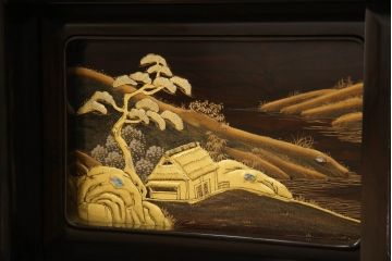 中古　国産工芸家具　林光琳 作　黒檀(コクタン)　品のある佇まいが美しい蒔絵飾り棚(収納棚、戸棚、茶タンス)(R-052614)