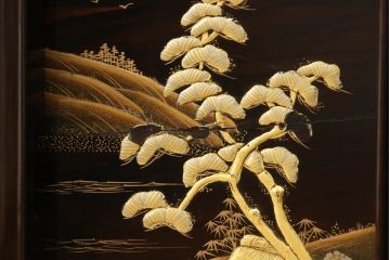 中古　国産工芸家具　林光琳 作　黒檀(コクタン)　品のある佇まいが美しい蒔絵飾り棚(収納棚、戸棚、茶タンス)(R-052614)