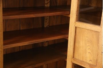 和製ビンテージ　高級品!　ナラ材　佇まいからつくりの良さが見て取れる上質なキャビネット(収納棚、食器棚、カップボード、ヴィンテージ)(R-052615)