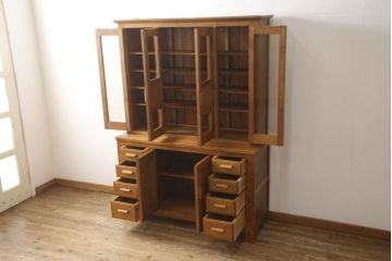 和製ビンテージ　高級品!　ナラ材　佇まいからつくりの良さが見て取れる上質なキャビネット(収納棚、食器棚、カップボード、ヴィンテージ)(R-052615)