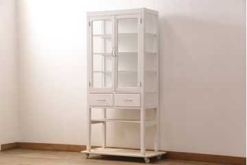 中古　昭和レトロ　ホワイトカラーがかわいらしいケビントガラスケース(飾り棚、収納棚、陳列棚、キャビネット)(R-052621)