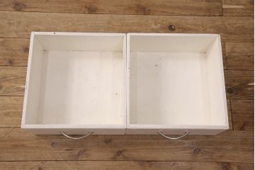 中古　昭和レトロ　ホワイトカラーがかわいらしいケビントガラスケース(飾り棚、収納棚、陳列棚、キャビネット)(R-052621)