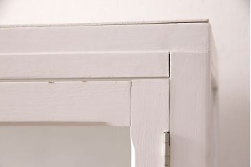 中古　昭和レトロ　ホワイトカラーがかわいらしいケビントガラスケース(飾り棚、収納棚、陳列棚、キャビネット)(R-052621)