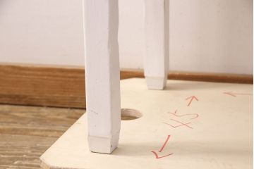 中古　昭和レトロ　ホワイトカラーがかわいらしいケビントガラスケース(飾り棚、収納棚、陳列棚、キャビネット)(R-052621)