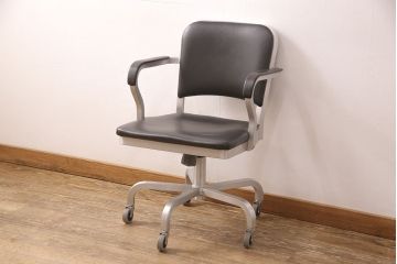 希少!　中古　美品　emeco(エメコ)　中古ではなかなかお目にかかれない、スタイリッシュなデスクチェア(ドクターチェア、回転チェア、回転椅子、アームチェア)(R-052624)