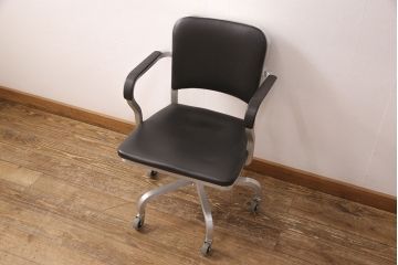 希少!　中古　美品　emeco(エメコ)　中古ではなかなかお目にかかれない、スタイリッシュなデスクチェア(ドクターチェア、回転チェア、回転椅子、アームチェア)(R-052624)