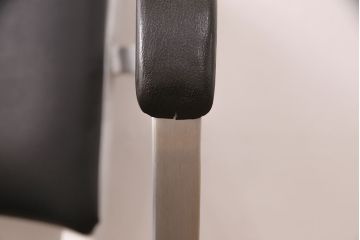 希少!　中古　美品　emeco(エメコ)　中古ではなかなかお目にかかれない、スタイリッシュなデスクチェア(ドクターチェア、回転チェア、回転椅子、アームチェア)(R-052624)