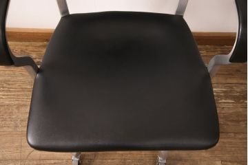 希少!　中古　美品　emeco(エメコ)　中古ではなかなかお目にかかれない、スタイリッシュなデスクチェア(ドクターチェア、回転チェア、回転椅子、アームチェア)(R-052624)