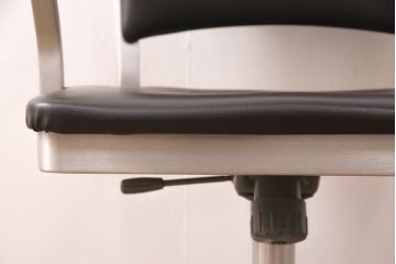希少!　中古　美品　emeco(エメコ)　中古ではなかなかお目にかかれない、スタイリッシュなデスクチェア(ドクターチェア、回転チェア、回転椅子、アームチェア)(R-052624)