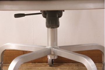 希少!　中古　美品　emeco(エメコ)　中古ではなかなかお目にかかれない、スタイリッシュなデスクチェア(ドクターチェア、回転チェア、回転椅子、アームチェア)(R-052624)