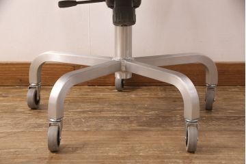 希少!　中古　美品　emeco(エメコ)　中古ではなかなかお目にかかれない、スタイリッシュなデスクチェア(ドクターチェア、回転チェア、回転椅子、アームチェア)(R-052624)