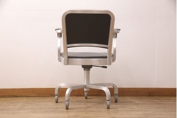 希少!　中古　美品　emeco(エメコ)　中古ではなかなかお目にかかれない、スタイリッシュなデスクチェア(ドクターチェア、回転チェア、回転椅子、アームチェア)(R-052624)