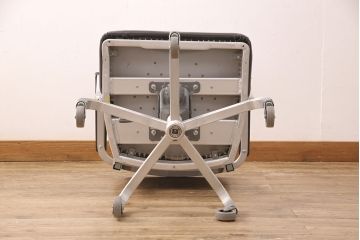 希少!　中古　美品　emeco(エメコ)　中古ではなかなかお目にかかれない、スタイリッシュなデスクチェア(ドクターチェア、回転チェア、回転椅子、アームチェア)(R-052624)