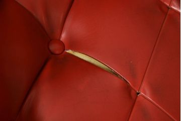 ジャンク品　合皮　富士ファニチア(富士ファニチュア、フジファニチュア、FUJI FURNITURE、富士ファニチャー)　レトロな佇まいのオットマン付きラウンジチェア(1人掛けソファ、イス)(R-052628)