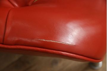 ジャンク品 合皮 富士ファニチア(富士ファニチュア、フジファニチュア、FUJI FURNITURE、富士ファニチャー) レトロな佇まいのオットマン付きラウンジチェア(1人掛けソファ、イス)(R-052628)