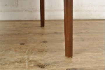 デンマークビンテージ　チーク材　緩やかなカーブを描いたアームが特徴的なイージーチェア(アームチェア、ヴィンテージ、北欧)(R-052632)