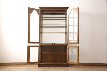 中古　美品　カリモク家具(karimoku)　COLONIAL(コロニアル)シリーズ　品のある佇まいが美しいキュリオケース(ガラスケース、飾り棚、キャビネット)(R-052633)