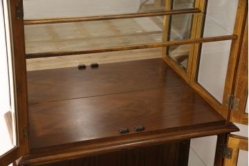 中古　美品　カリモク家具(karimoku)　COLONIAL(コロニアル)シリーズ　品のある佇まいが美しいキュリオケース(ガラスケース、飾り棚、キャビネット)(R-052633)