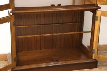 中古　美品　カリモク家具(karimoku)　COLONIAL(コロニアル)シリーズ　品のある佇まいが美しいキュリオケース(ガラスケース、飾り棚、キャビネット)(R-052633)