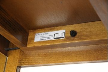 中古　美品　カリモク家具(karimoku)　COLONIAL(コロニアル)シリーズ　品のある佇まいが美しいキュリオケース(ガラスケース、飾り棚、キャビネット)(R-052633)