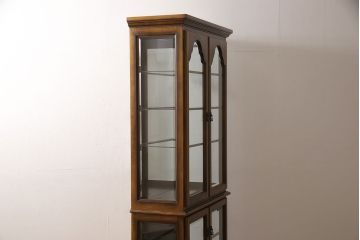 中古　美品　カリモク家具(karimoku)　COLONIAL(コロニアル)シリーズ　品のある佇まいが美しいキュリオケース(ガラスケース、飾り棚、キャビネット)(R-052633)