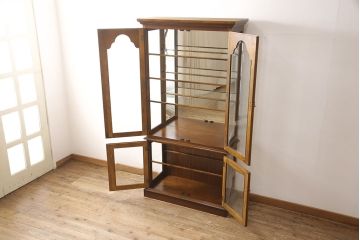 中古　美品　カリモク家具(karimoku)　COLONIAL(コロニアル)シリーズ　品のある佇まいが美しいキュリオケース(ガラスケース、飾り棚、キャビネット)(R-052633)