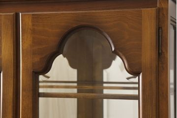 中古　美品　カリモク家具(karimoku)　COLONIAL(コロニアル)シリーズ　品のある佇まいが美しいキュリオケース(ガラスケース、飾り棚、キャビネット)(R-052633)